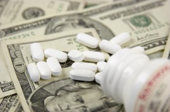 Como a Indústria Farmacêutica Joga com o Sistema