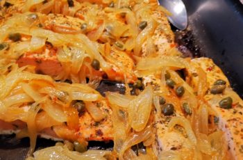Salmão assado com cebolas amanteigadas
