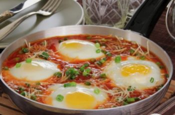 Ovos ao molho de tomate