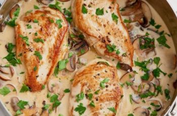 Filé de frango com molho champignon